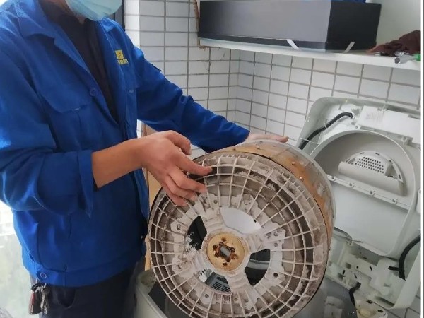 用洗衣機(jī)洗衣服，洗之后比洗之前更臟，原來(lái)是因?yàn)樗?！武漢洗衣機(jī)清洗